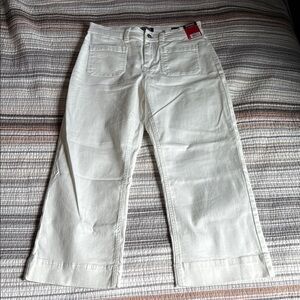 Buffalo Women's White High Rise Crop Pant.